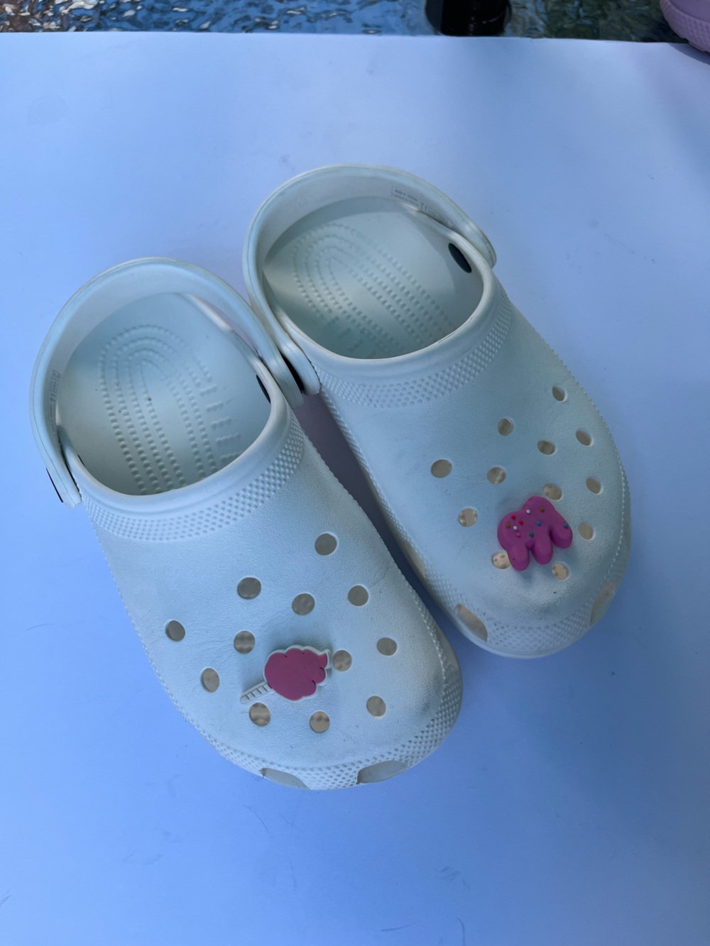 Crocs Women’s Clogs White M4 W6 With Charms Jibbits Unisex